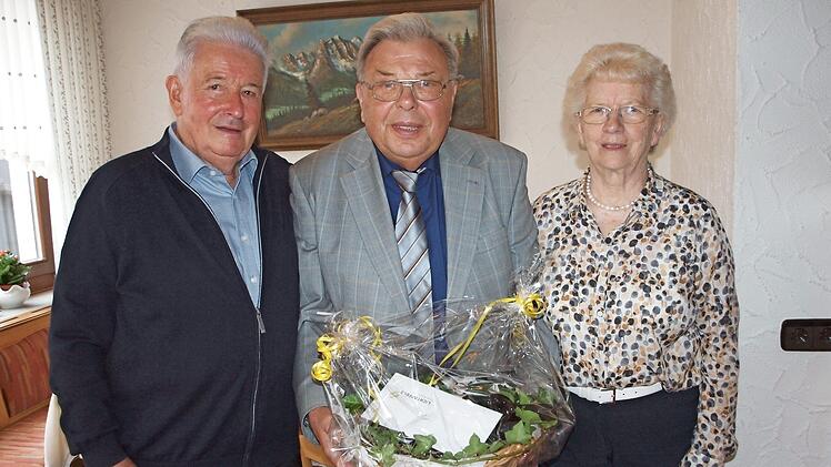 Manfred Maisel (Mitte) freute sich anlässlich seines 80-jährigen Geburtstages über die Glückwünsche seiner Frau Helga (rechts) und des Dritten Bürgermeisters Winfried Weinbeer (links). Foto: Alfred Thieret
