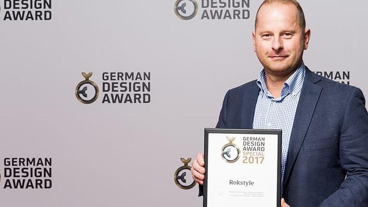 Alexander Hanel freut sich über den Deutschen Design-Award für sein Label Rokstyle.