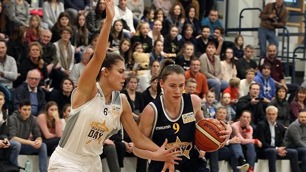 Die Lokalmatadorin Julia F&ouml;rner (r.) und Theresa Simon (Team Nord, Wolfpack Wolfenb&uuml;ttel) schenken sich hier nichts. Fotos: sportpress