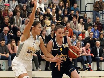 Die Lokalmatadorin Julia Förner (r.) und Theresa Simon (Team Nord, Wolfpack Wolfenbüttel) schenken sich hier nichts. Fotos: sportpress