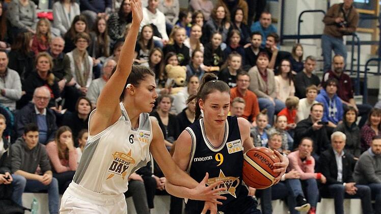 Die Lokalmatadorin Julia Förner (r.) und Theresa Simon (Team Nord, Wolfpack Wolfenbüttel) schenken sich hier nichts. Fotos: sportpress