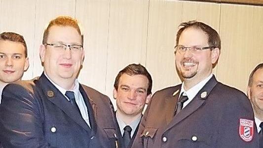 Der scheidende Kommandant Christian Grieshammer (rechts) gratuliert seinem Nachfolger Stefan Bauer. Fotos: Heike Schülein