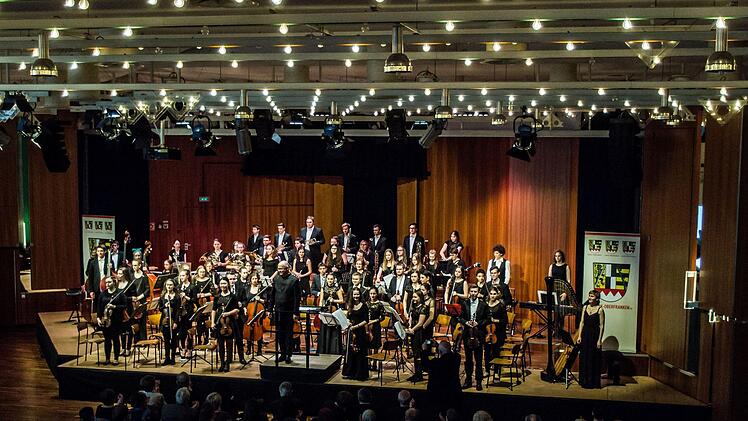 Das Jugendsymphonieorchester Oberfranken unter Leitung von Till Fabian Weser beeindruckte das Publikum im Coburger Kongresshaus mit begeisterndem Musizieren.Foto: Jochen Berger