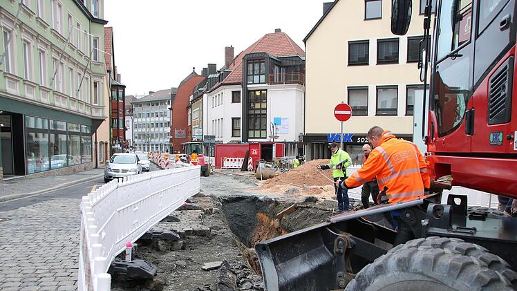 Noch läuft der Verkehr in der Klostergasse, die bis Mitte des Jahres Baustelle ist. Foto: Alexander Hartmann