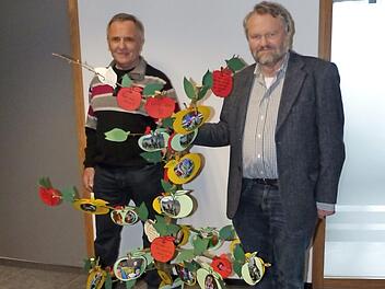 Gartenbau-Kreisvorsitzender Günter Reif (links) und Kreisfachberater Friedhelm Haun" mit dem prämierten Apfelbaum der Hutschdorfer "Maulwürfe". Foto: Klaus-Peter Wulf