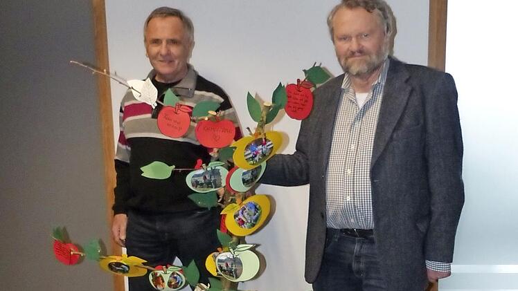 Gartenbau-Kreisvorsitzender Günter Reif (links) und Kreisfachberater Friedhelm Haun" mit dem prämierten Apfelbaum der Hutschdorfer "Maulwürfe". Foto: Klaus-Peter Wulf