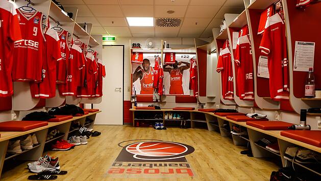 Die Brose-Kabine vor dem Spiel: Alles hat seinen Platz. Die Trikots und die Schuhe f&uuml;r die Spieler liegen bereit.  Sonderw&uuml;nsche gibt es keine. Fotos: Matthias Hoch