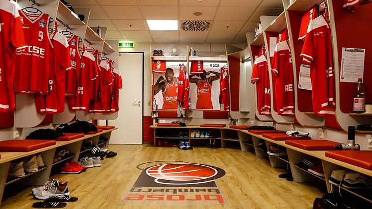 Die Brose-Kabine vor dem Spiel: Alles hat seinen Platz. Die Trikots und die Schuhe für die Spieler liegen bereit.  Sonderwünsche gibt es keine. Fotos: Matthias Hoch