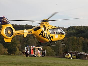 An einem Holzsto&szlig; blieb der Audi stehen. Der Fahrer wurde mit dem Rettungshubschrauber in eine Klinik gebracht.   Michael Will/Bayerisches Rotes Kreuz