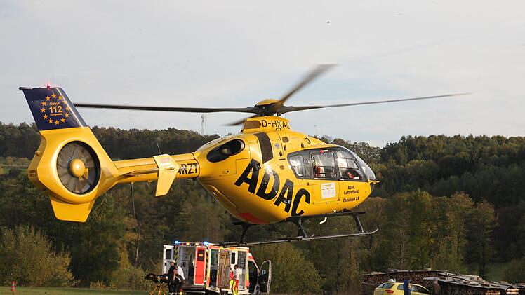 An einem Holzsto&szlig; blieb der Audi stehen. Der Fahrer wurde mit dem Rettungshubschrauber in eine Klinik gebracht.   Michael Will/Bayerisches Rotes Kreuz