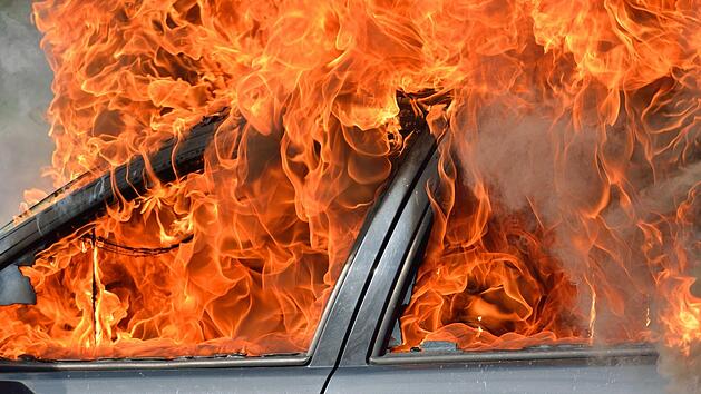 Fahrzeugbrand: In Unterfranken ging das Auto einer Familie kurzerhand in Flammen auf. Symbolfoto: Mario Hoesel/Adobe Stock