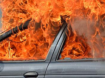 Fahrzeugbrand: In Unterfranken ging das Auto einer Familie kurzerhand in Flammen auf. Symbolfoto: Mario Hoesel/Adobe Stock