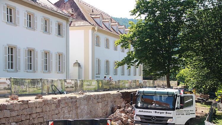 Arbeiten an der Bruchsteinmauer. Foto: Benedikt Borst