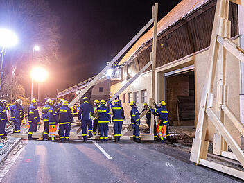 Effeltrich: Scheune droht einzustürzen - Feuerwehr und THW mit Großaufgebot vor Ort