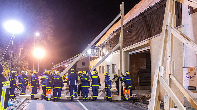 Effeltrich: Scheune droht einzustürzen - Feuerwehr und THW mit Großaufgebot vor Ort