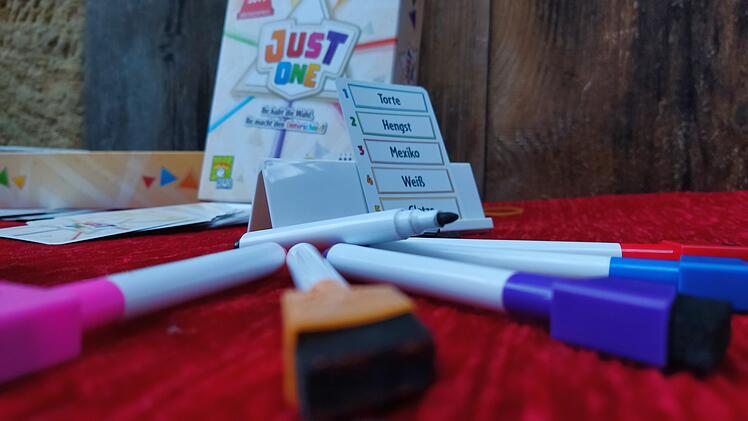 Spiele-Test Just One: Pflichtprogramm für jede Party