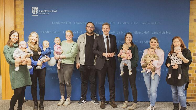 Hof: Landrat hat frisch gebackene Eltern auf Kaffee und Kuchen eingeladen