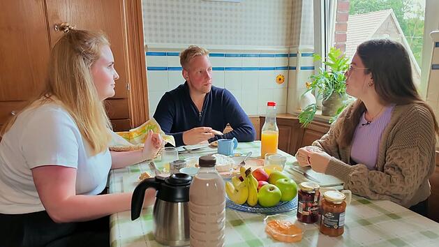 Erstes Fr&uuml;hst&uuml;ck mit Emely (links) und Jennifer. Das Essen ist in der Dreierrunde ein Thema.