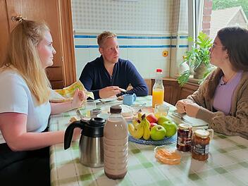 Erstes Fr&uuml;hst&uuml;ck mit Emely (links) und Jennifer. Das Essen ist in der Dreierrunde ein Thema.