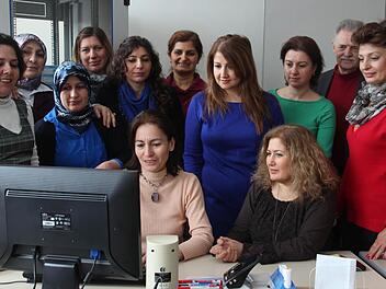 Für die meisten Teilnehmerinnen war der Kurs in Windheim der erste Berührungspunkt mit dem Internet (von links): Hülya Düzardic, Yesemin Cinkilic, Hidayet Günes, Seniz Silay, Yesim Jung, Aynur Kursun, Münewer Acar, Ayse Eren, Özner Zehra, Gönül Kemah, Schulleiter Herbert Vetter sowie Güner Dedi.