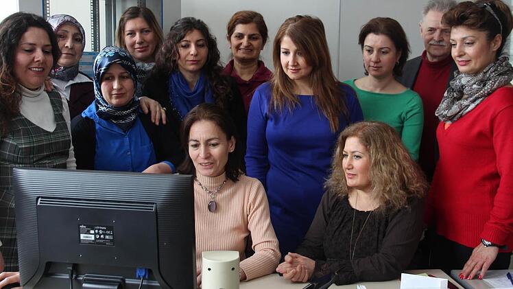 Für die meisten Teilnehmerinnen war der Kurs in Windheim der erste Berührungspunkt mit dem Internet (von links): Hülya Düzardic, Yesemin Cinkilic, Hidayet Günes, Seniz Silay, Yesim Jung, Aynur Kursun, Münewer Acar, Ayse Eren, Özner Zehra, Gönül Kemah, Schulleiter Herbert Vetter sowie Güner Dedi.