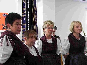 Trachten haben vielfältige Erscheinungsformen: Loisachthaler Welkenbach Frauen in Tracht,...Fotos: Manfred Welker