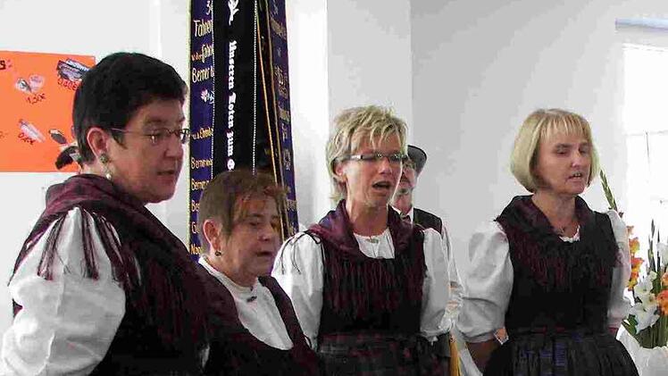 Trachten haben vielfältige Erscheinungsformen: Loisachthaler Welkenbach Frauen in Tracht,...Fotos: Manfred Welker