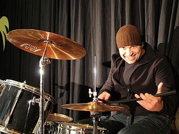 Drummer und Lehrer Frank Hauck unterrichtet Musik an der Mittelschule Hofheim. Nebenbei arbeitet er als Studiomusiker mit Künstlern wie Anette Humpe von "Ich und Ich". Der Pädagoge findet, dass sich beide Tätigkeiten sehr gut miteinander verbinden lassen.  Fotos: Benedikt Borst