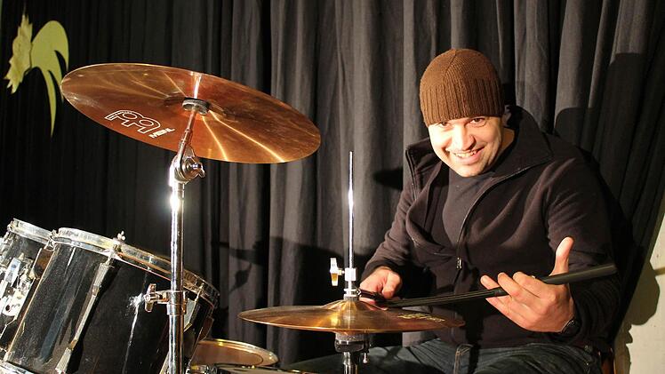 Drummer und Lehrer Frank Hauck unterrichtet Musik an der Mittelschule Hofheim. Nebenbei arbeitet er als Studiomusiker mit Künstlern wie Anette Humpe von "Ich und Ich". Der Pädagoge findet, dass sich beide Tätigkeiten sehr gut miteinander verbinden lassen.  Fotos: Benedikt Borst