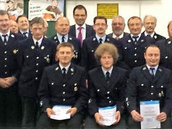 Unser Bild zeigt die Rugendorfer Feuerwehraktiven nach der Verleihung der Ehrenamtskarten im Kreise der Ehrengäste. Foto: Klaus-Peter Wulf