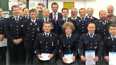 Unser Bild zeigt die Rugendorfer Feuerwehraktiven nach der Verleihung der Ehrenamtskarten im Kreise der Ehrengäste. Foto: Klaus-Peter Wulf