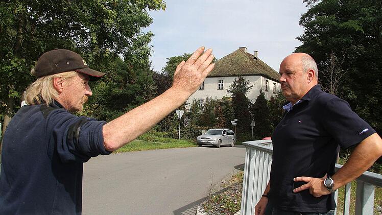 Die Brücke am Hochofen wird so hoch wie sein Haus, moniert Ethelbert Kremer (links) im Gespräch mit Knud Espig.