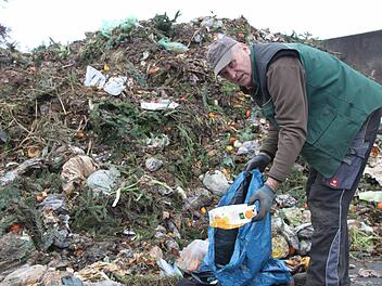 1500 Tonnen Biomüll werden pro Jahr allein auf der Kompostieranlage in Katschenreuth angeliefert. Dabei wird oft Abfall mit entsorgt, der nicht in die braune Tonne gehört, wie Mitbetreiber Hermann Eichner weiß. Fotos: Alexander Hartmann