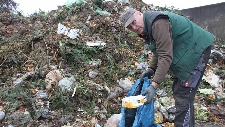 1500 Tonnen Biomüll werden pro Jahr allein auf der Kompostieranlage in Katschenreuth angeliefert. Dabei wird oft Abfall mit entsorgt, der nicht in die braune Tonne gehört, wie Mitbetreiber Hermann Eichner weiß. Fotos: Alexander Hartmann