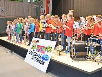 Die "Brasskids" verfolgen voller Konzentration das Dirigat ihres Dirigenten Marco Plitzner. Von ihm haben sie in einem Jahr schon viel gelernt. Foto: Karl-Heinz Hofmann