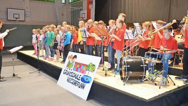 Die "Brasskids" verfolgen voller Konzentration das Dirigat ihres Dirigenten Marco Plitzner. Von ihm haben sie in einem Jahr schon viel gelernt. Foto: Karl-Heinz Hofmann