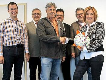 Sie freuen sich, anderen Menschen helfen zu können. Im Bild von links: Schatzmeister Christian Behner, Organisator Harald Lappe, Vorsitzender Rolf Müller, Mitorganisator Bernd Feuerpfeil, Bewährungshelfer Hans-Peter Jakob und Mitorganisatorin Silke Wolf-Mertensmeyer Foto: Oliver Göhlich