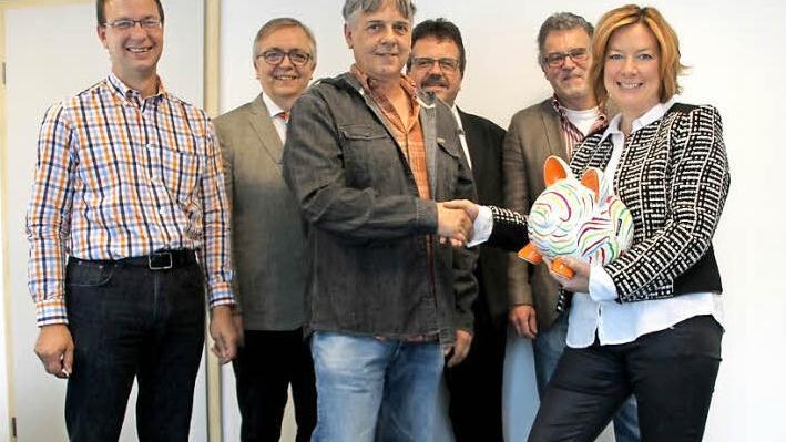 Sie freuen sich, anderen Menschen helfen zu können. Im Bild von links: Schatzmeister Christian Behner, Organisator Harald Lappe, Vorsitzender Rolf Müller, Mitorganisator Bernd Feuerpfeil, Bewährungshelfer Hans-Peter Jakob und Mitorganisatorin Silke Wolf-Mertensmeyer Foto: Oliver Göhlich