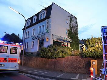 Aus bislang ungeklärter Ursache brach am Mittwochabend (20.07.2017) ein Feuer im Büro eines Elektromarkts in Forchheim aus. Foto: NEWS5 / Merzbach