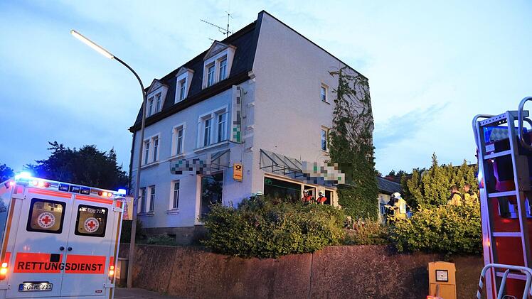 Aus bislang ungeklärter Ursache brach am Mittwochabend (20.07.2017) ein Feuer im Büro eines Elektromarkts in Forchheim aus. Foto: NEWS5 / Merzbach