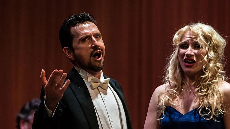 Impressionen vom Auftritt des Alt-Wiener Strauss-Ensembles unter Leitung von Ralph Kulling bei den Johann Strauss Musiktagen in Coburg: Victoria Kunze und Juan Pablo Marin.Foto: Jochen Berger