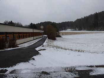 Unterhalb des Schulgebäudes auf der Wiese zur  Kreisstraße zwischen Gößweinstein und Stadelhofen soll ein großes  Biomasseheizkraftwerk gebaut werden. Foto: Thomas Weichert