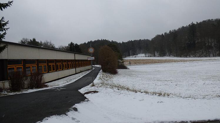 Unterhalb des Schulgebäudes auf der Wiese zur  Kreisstraße zwischen Gößweinstein und Stadelhofen soll ein großes  Biomasseheizkraftwerk gebaut werden. Foto: Thomas Weichert