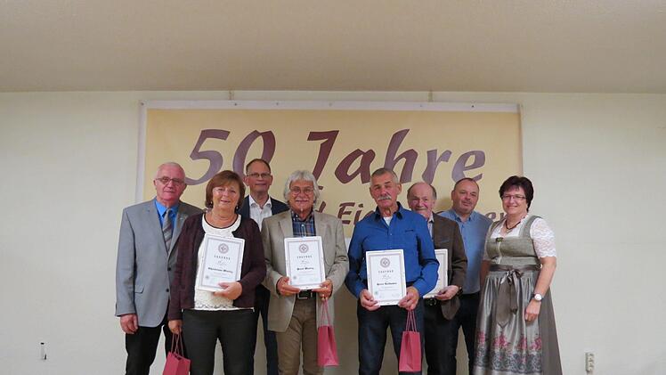 Ehrung für 25 Jahre: (von links)  Landesvorstandsmitglied Georg Grembler, Christiane Moritz, Vorsitzender Bernd Rieger, Peter Moritz, Peter Volkamer, Hartmut Lefevre, stellvertretender Vorsitzender Sylvio Heinig, Bürgermeisterin Patricia Schießer. Foto: Doris Bauer