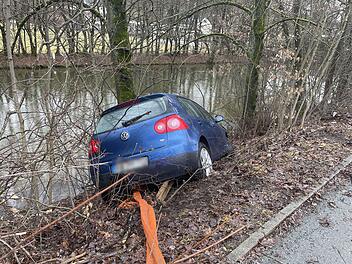 Unfall in Naila - Feuerwehr muss Mutter und Baby retten