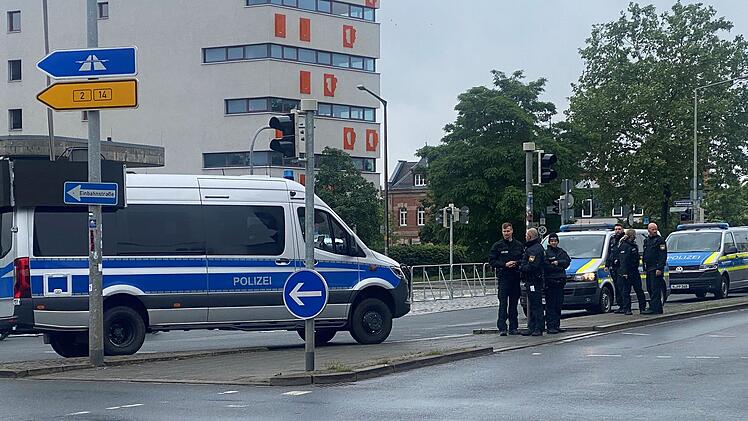 "Letzte Generation" sorgt für Aufruhr in Nürnberg - Polizei muss eingreifen