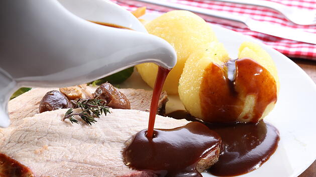 Braten, Bratensoße, Kloß, Sonntagsessen