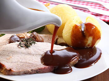 Braten, Bratensoße, Kloß, Sonntagsessen