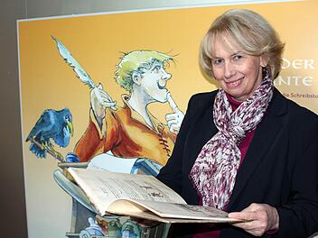 In das alte Salbuch (1504) von Stadtschreiber Niklas Brobst hat sich Museumshelferin Inge Winkelmann ganz besonders verliebt.  Fotos: fp