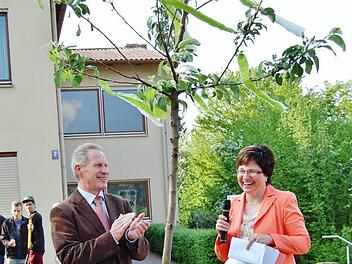 Bürgermeisterin Patricia Schießer schenkt Amtsvorgänger Reinhard Hallhuber ein Apfelbäumchen von der Gemeinde. Foto: Sigismund von Dobschütz